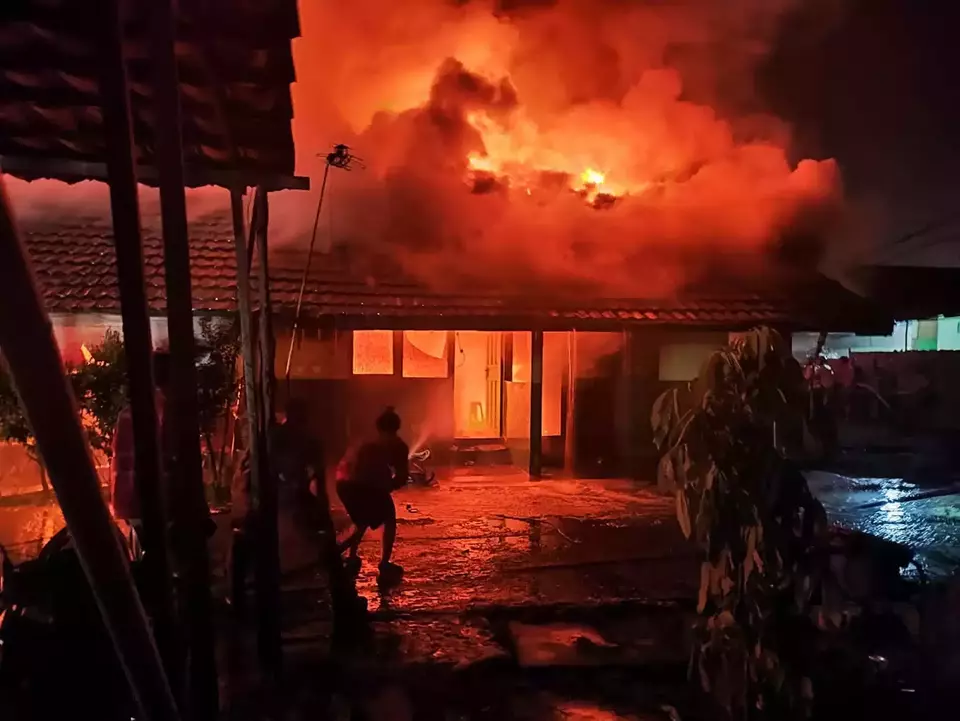 Kebakaran menghanguskan 10 rumah dinas TNI AD yang berada di kompleks Asrama Gatot Subroto I, Jalan Adisucipto, Sungai Raya, Kubu Raya, Kalimantan Barat, Rabu, 4 Oktober 2023.