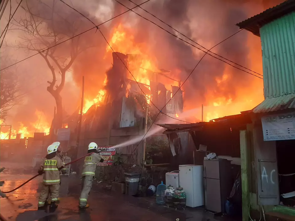 Petugas berupaya memadamkan kebakaran di Jalan Jatayu, Kebayoran lama, Jakarta Selatan (Jaksel), Rabu, 4 Oktober 2023.