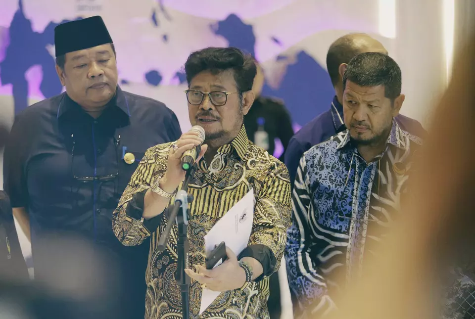 Menteri Pertanian (Mentan) Syahrul Yasin Limpo (dua kiri), memberikan keterangan pers mengenai proses penyelidikan KPK atas korupsi di Kementrian Pertanian, di Nasdem Tower, Jakarta, Jumat 5 Oktober 2023.