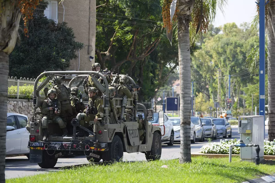 Tentara Israel terlihat di kota Sderot di Israel selatan, Sabtu, 7 Oktober 2023.