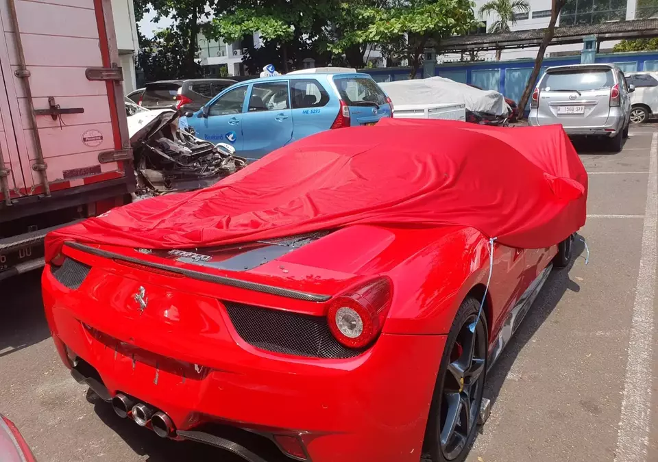 Mobil Ferrari menabrak lima mobil di sekitar lampu merah Bundaran Senayan, Kebayoran Baru, Jakarta Selatan, Minggu, 8 Oktober 2023.