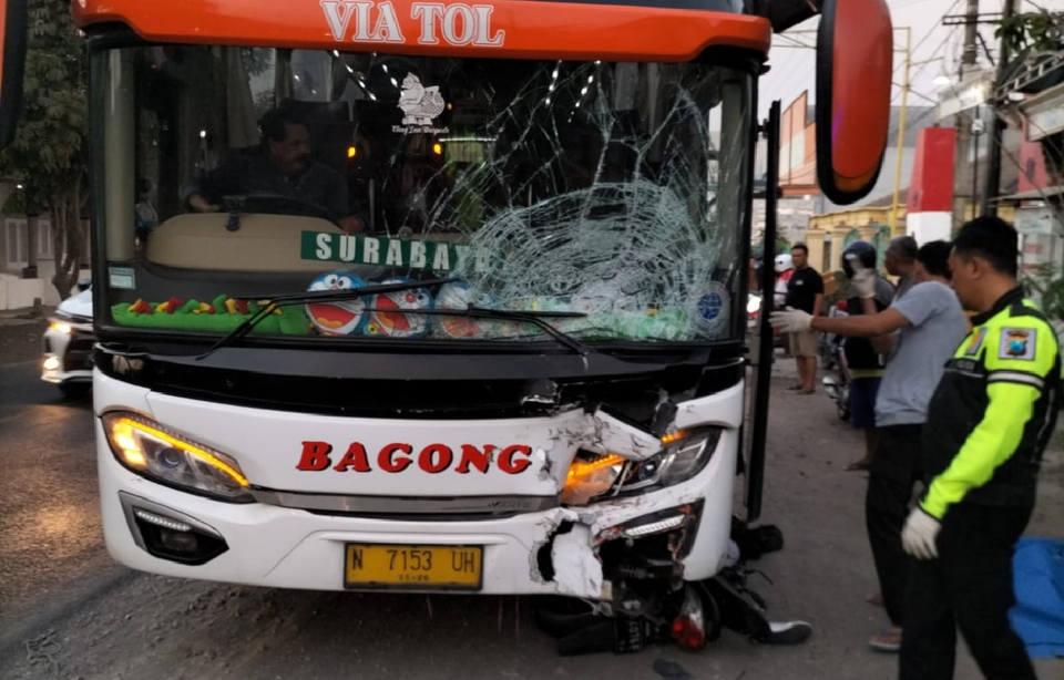 Sebuah bus berpenumpang dengan nama Bagong bernomor polisi N 7153 UH menabrak pengendara sepeda motor di jalan umum Desa Seketi, Kecamatan Ngadiluwih, Kabupaten Kediri, Jawa Timur, Minggu, 15 Oktober 2023.