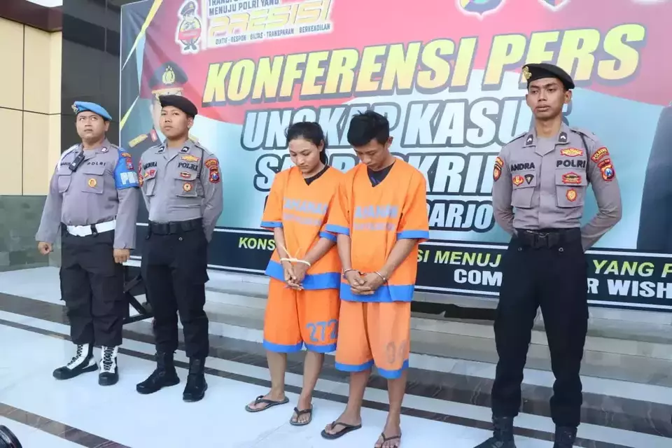 DAS dan tunangannya MR membobol mesin ATM di Sidoarjo lantaran terjerat <em>pinjol</em> akibat kecanduan judi <em>online</em>. 