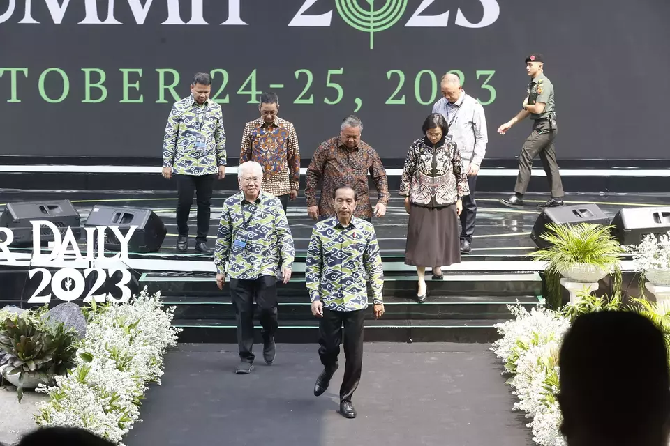 Presiden RI Joko Widodo (tengah), bersama (ki-ka): CEO B Universe Rio Abdurachman, Penjabat (Pj) Gubernur DKI Jakarta Heru Budi Hartono, Chairman B Universe Enggartiasto Lukita, Gubernur BI Perry Warjiyo, Menteri Keuangan (Menkeu) Sri Mulyani Indrawati dan Direktur Utama BNI Royke Tumilaar, di BNI Investor Daily Summit 2023, di Taman Kota Plataran, Senayan, Jakarta, Selasa, 24 Oktober 2023. 