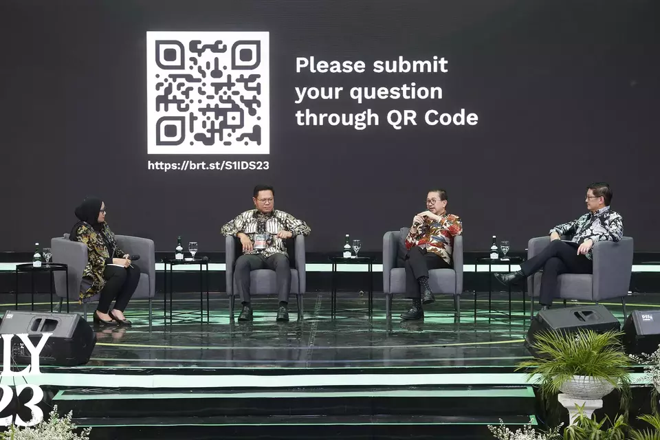 Deputy Managing Editor Investor Daily Euis Hartati (kiri) bersama (ki-ka) Indonesia Mining Association (IMA) Rachmat Makassau, Presiden Director of PT Freeport Indonesia Tony Wenas, dan President Director of PT Trimegah Bangun Persada Tbk Roy Arman Arfandy, menjadi pembicara saat Session 4, Special Session 2: Mineral Resources: Backbone of Indonesia's Economy dalam acara BNI Investor Daily Summit 2023, di Taman Kota Plataran, Senayan, Jakarta, Selasa, 24 Oktober 2023.