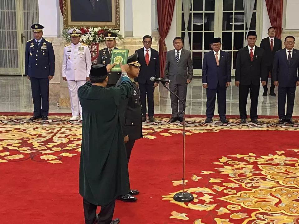 Presiden Joko Widodo (Jokowi) melantik Kepala Staf Angkatan Darat (Kasad) TNI, yakni Letjen Agus Subiyanto menggantikan Jenderal Dudung Abdurachman yang akan memasuki masa pensiun.