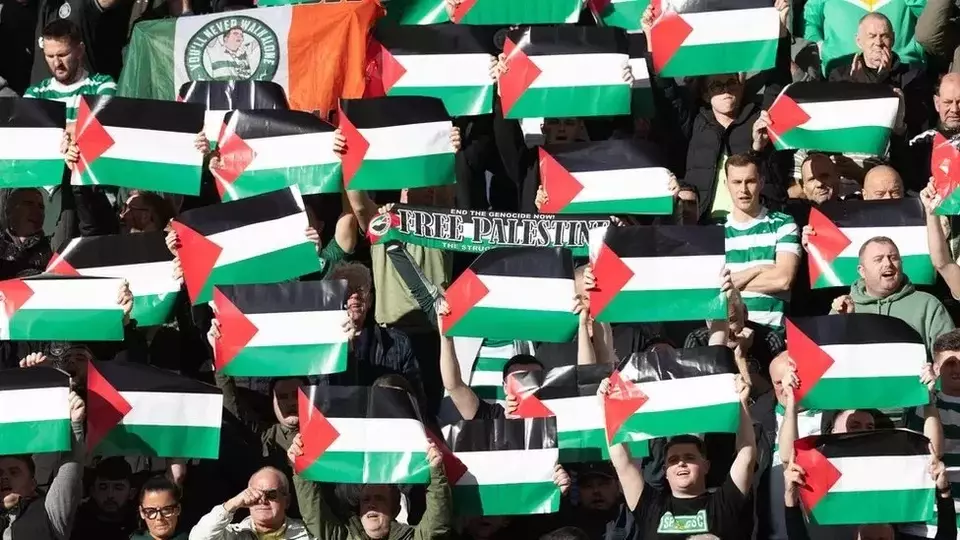 Fan mengibarkan bendera Palestina pada pertandingan hari Minggu melawan Hearts di Tynecastle