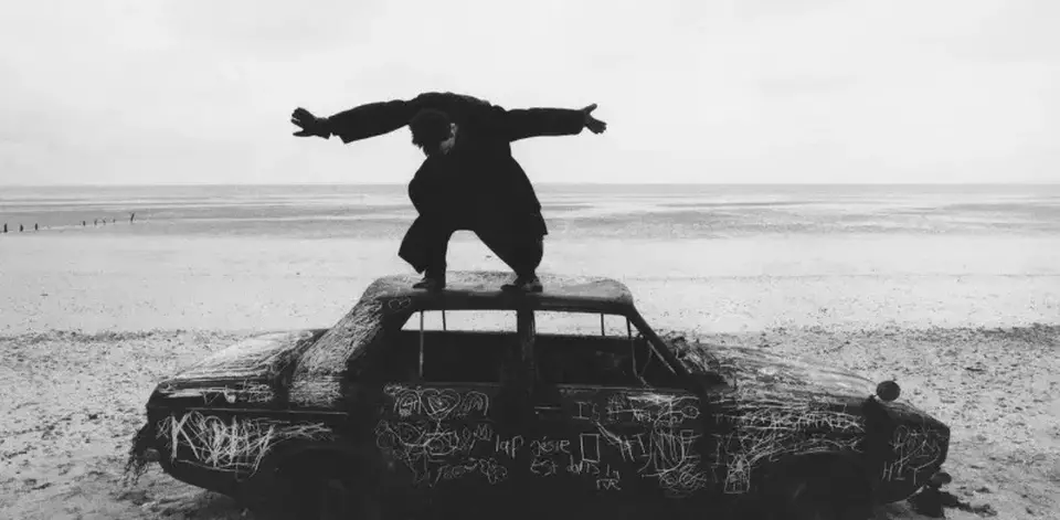 Lirik Lagu About You dari The 1975 dan Terjemahannya