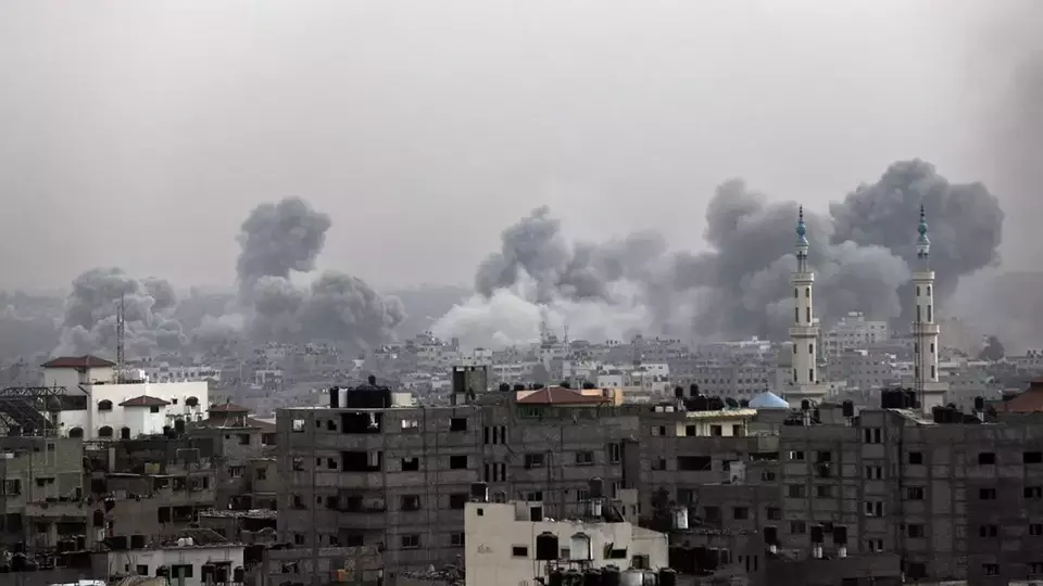 Asap membumbung seusai bombardir yang dilakukan Israel di wilayah Gaza, Palestina.