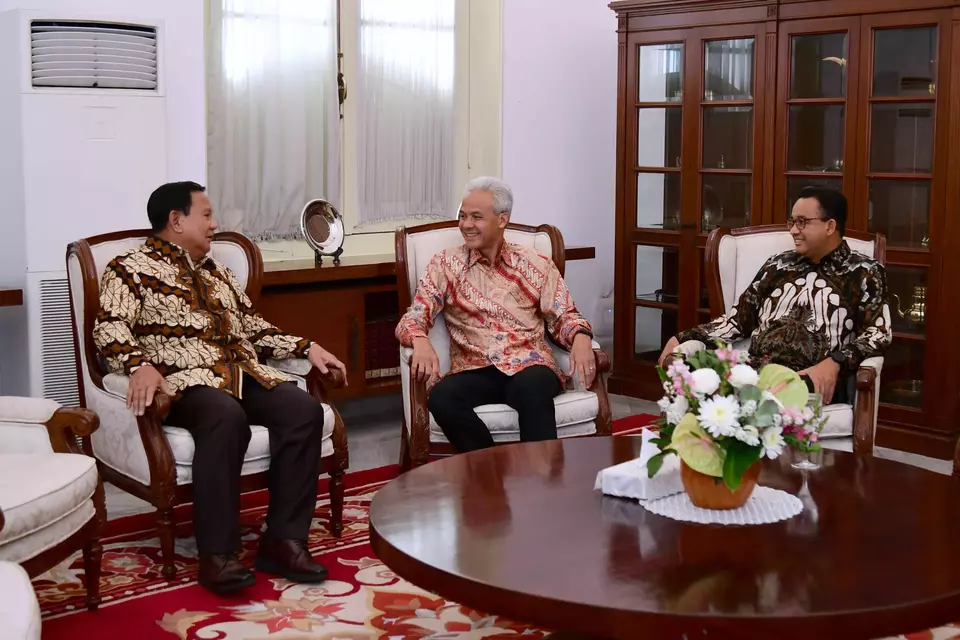 Tiga bakal calon presiden (capres), yakni Ganjar Pranowo, Prabowo Subianto, dan Anies Baswedan di Istana Merdeka, Jakarta, Senin, 30 Oktober 2023.