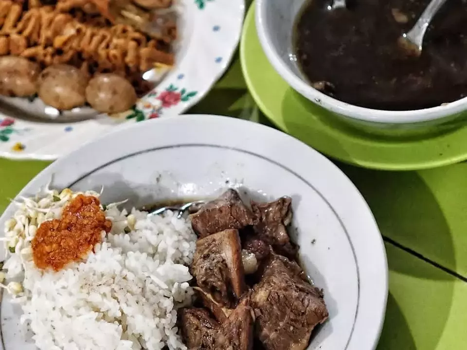 Rawon setan salah satu kuliner dari Surabaya yang tidak boleh Anda lewatkan. Sensasi gurih, pedas akan membuat siapa saja dibuat ketagihan saat menyantapnya.