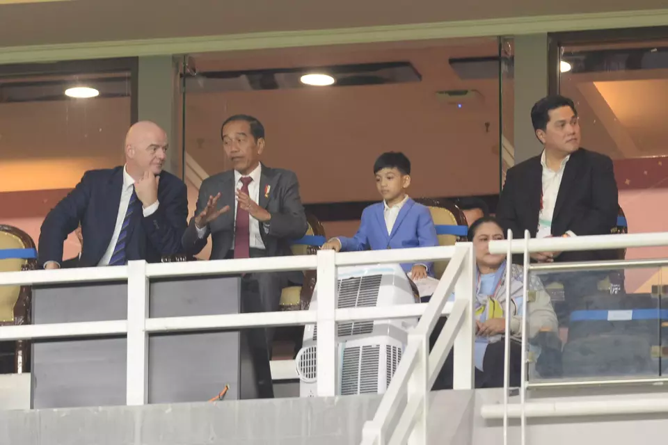 Presiden Joko Widodo (kedua kiri) dan Ketua Umum PSSI Erick Thohir (kanan) bersama Presiden FIFA Gianni Infantino (kiri) saat menyaksikan Indonesia melawan Ekuador dalam penyisihan grup A piala Dunia U-17 di Stadion Gelora Bung Tomo, Surabaya, Jumat, 10 November 2023.