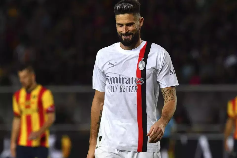 Striker AC Milan, Olivier Giroud, berjalan meninggalkan lapangan setelah mendapat kartu merah saat melawan Lecce, Sabtu, 11 November 2023.