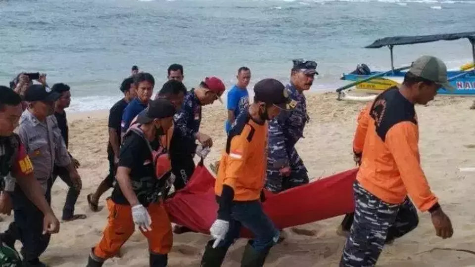 Petugas mengevakuasi jasad Eko di Pantai Panjang, Kabupaten Malang, Minggu 12 Nopember 2023.