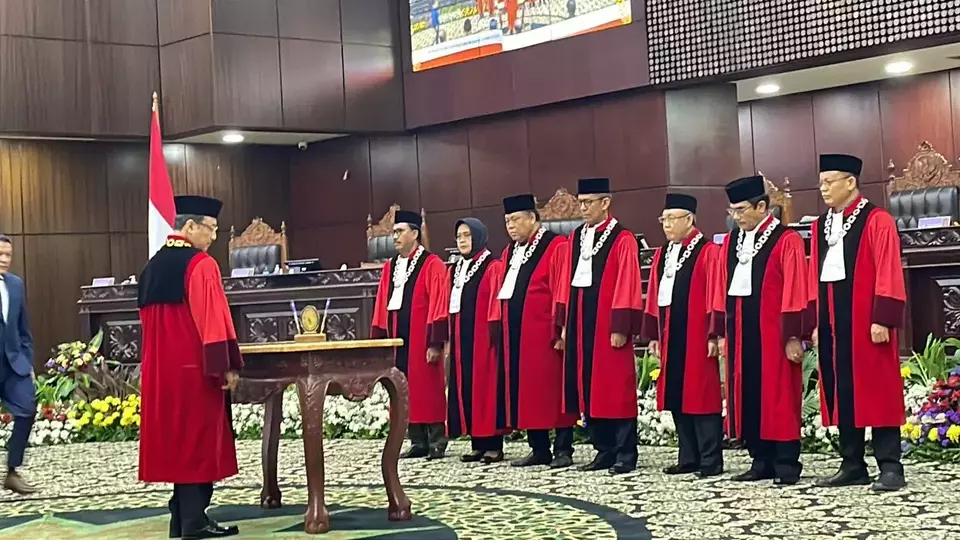 Sidang pleno pelantikan dan pengucapan sumpah Hakim MK Suhartoyo menjadi Ketua MK di ruang sidang pleno gedung MK, Jakarta, Senin, 13 November 2023.

