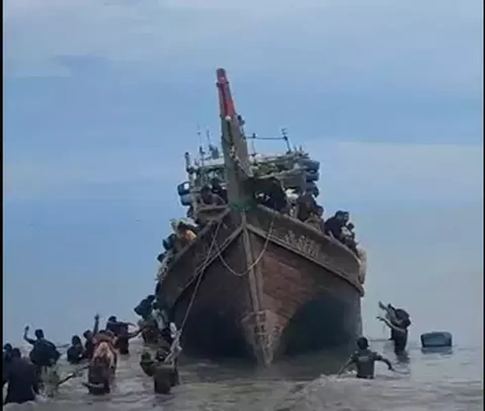 Ratusan imigran Rohingya terdampar di pesisir Aceh, tepatnya di Pantai Kulee Laweung, Kabupaten Pidie, Selasa, 14 November 2023.