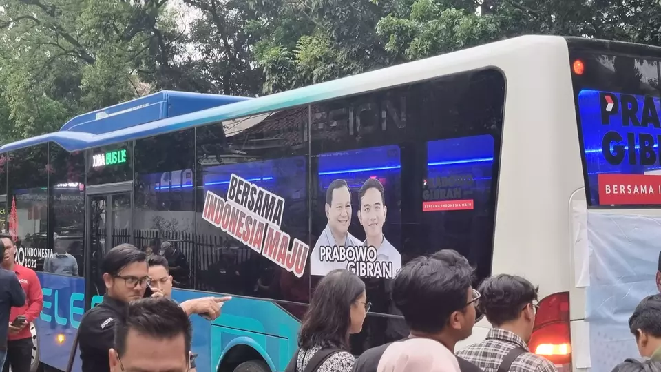 Pasangan calon presiden (capres) Prabowo Subianto dan calon wakil presiden (cawapres) Gibran Rakabuming Raka berangkat ke gedung KPU untuk pengundingan nomor urut capres-cawapres menggunakan bus listrik