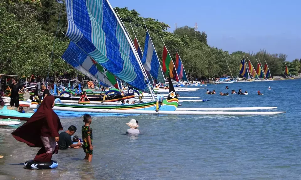 Wisata Pasir Putih, Kabupaten Situbondo, Jawa Timur masih menjadi lokasi destinasi menarik oleh wisatawan lokal. Sementara Taman Nasional Baluran, paling banyak dikunjungi kunjungan favorit bagi wisatawan mancanegara (Wisman).