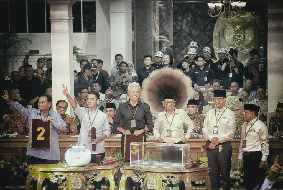 Calon presiden dan calon wakil presiden dari Koalisi Perubahan Anies Baswedan (kedua kanan) dan Muhaimin Iskandar (kanan), Capres dan Cawapres dari Koalisi Indonesia Maju Prabowo Subianto (kiri) dan Gibran Rakabuming Raka (kedua kiri), serta Capres dan Cawapres Ganjar Pranowo (ketiga kiri) dan Mahfud MD (ketiga kanan) berfoto bersama dengan menunjukkan nomor hasil undian pada Rapat Pleno Terbuka Pengundian dan Penetapan Nomor Urut Pasangan Capres dan Cawapres Pemilu Tahun 2024 di Gedung KPU, Jakarta, Selasa, 14 November 2023. 