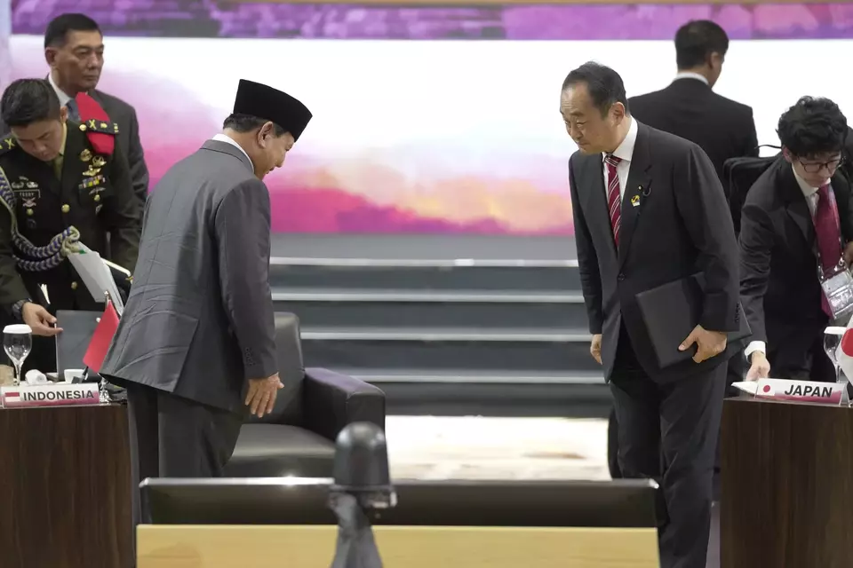 Menteri Pertahanan Prabowo Subianto menyambut Wakil Menteri Pertahanan Jepang Hiroyuki Miyazawa sebelum dimulainya Pertemuan Informal Menteri Pertahanan ASEAN-Jepang di Jakarta, Indonesia, Rabu, 15 November 2023