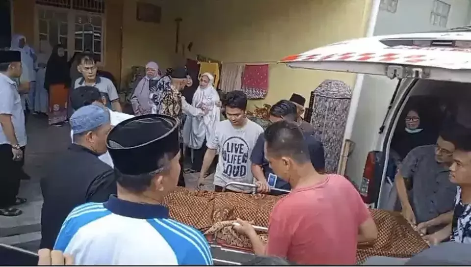 Seorang wanita paruh baya ditemukan tewas di atas sajadah dan masih mengenakan mukena di rumahnya di Jalan Kendurang, Kelurahan Cereme Taba, Kecamatan Lubuklinggau Timur II, Kota Lubuklinggau, Sumatera Selatan (Sumsel), Rabu, 15 November 2023.