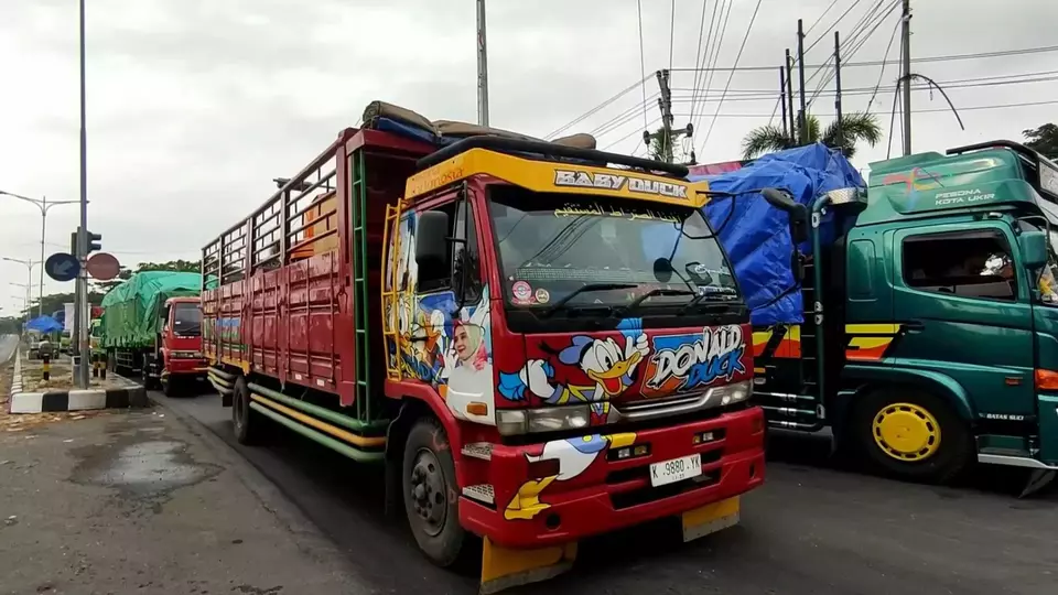 Sopir truk terjebak dalam kemacetan parah hingga 20 jam di jalur Pantura Pati-Rembang. 