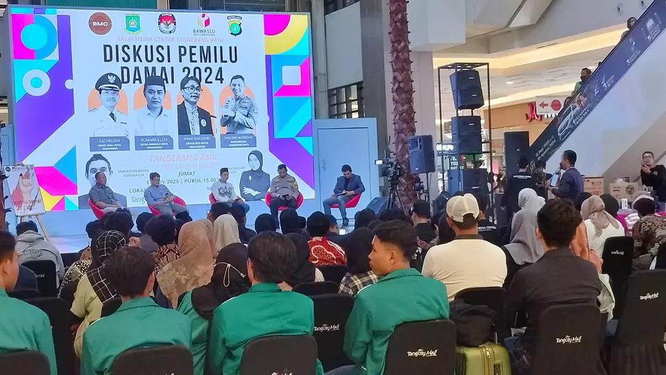 Kelompok wartawan yang tergabung dalam Balai Media Center (BMC) Tangerang Raya menyelenggarakan diskusi dan deklarasi damai Pemilu 2024 di Tangcity Mall Tangerang, Jumat, 17 November 2023.