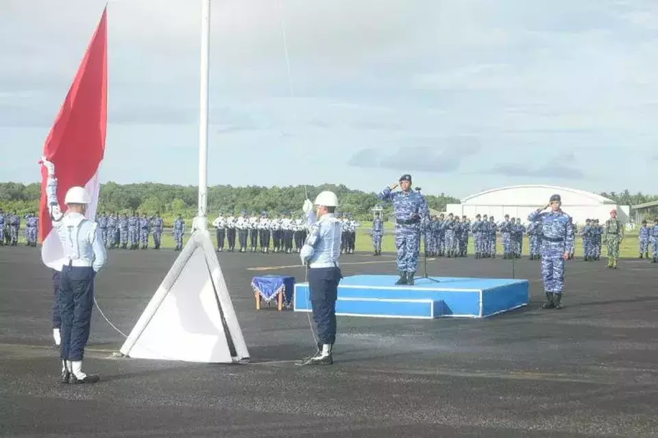  Upacara pengibaran bendera setengah tiang di Lanud RSA Natuna.
