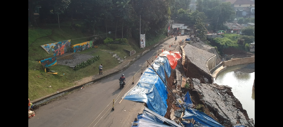 Longsor yang melanda ruas Jalan Batutulis, Kecamatan Bogor Selatan, Kota Bogor, membuat arus lalu lintas menuju Cigombong dan Sukabumi ditutup satu ruas, Jumat, 18 November 2023.