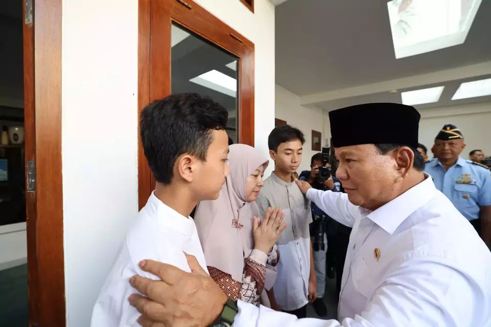 Prabowo Subianto takziah ke rumah korban jatuhnya pesawat tempur taktis Super Tucano, di Malang, Jawa Timur, Sabtu,  18 November 2023.