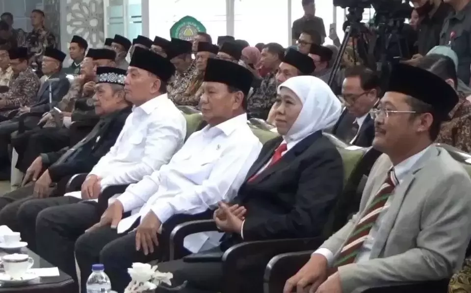 Calon presiden (capres) nomor urut 2 Prabowo Subianto berdampingan dengan Gubernur Jawa Timur Khofifah Indar Parawansa, saat menghadiri pengukuhan guru besar kehormatan Prof Ali Masykur Musa di Universitas Islam Malang (Unisma) Kota Malang, Sabtu 18 November 2023. 