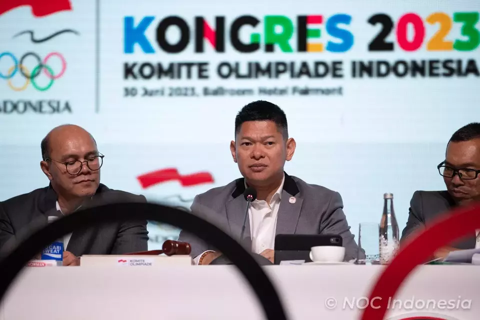 Ketua Komite Olimpiade Indonesia atau NOC Indonesia, Raja Sapta Oktohari (tengah). 