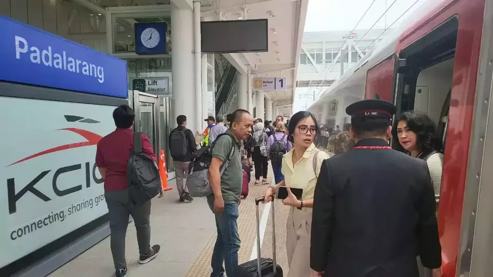 Penumpang kereta cepat Whoosh di Stasiun Padalarang.