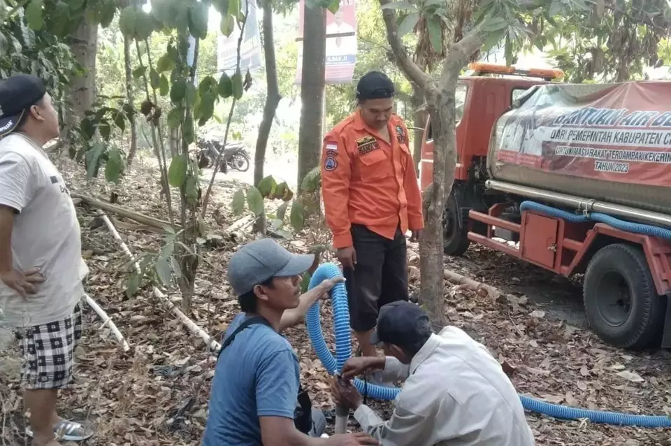 Petugas menyalurkan air bersih untuk warga di Kabupaten Cirebon, Senin 20 November 2023.