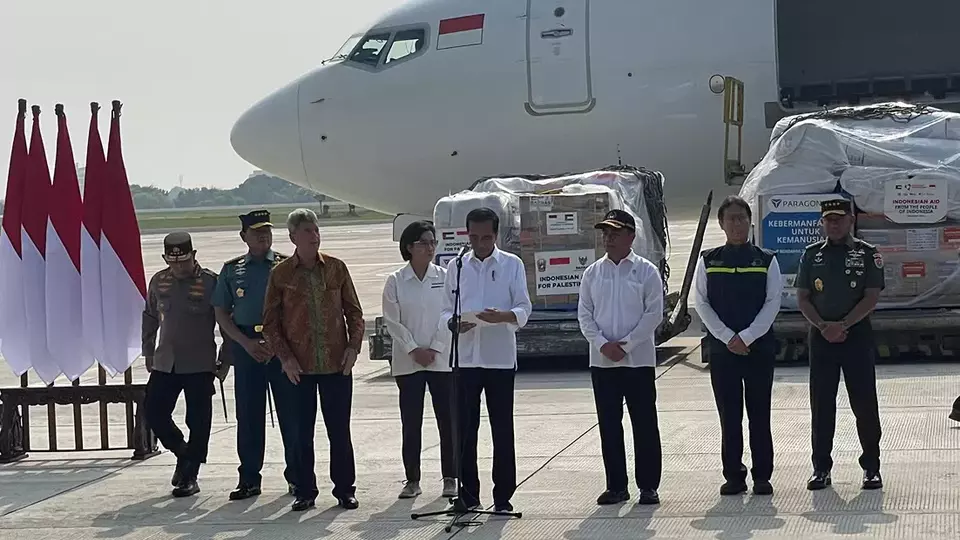 Presiden Joko Widodo (Jokowi) melepas pengiriman bantuan kemanusiaan untuk Palestina tahap kedua di Pangkalan TNI Angkatan Udara, Halim Perdanakusuma, Jakarta, Senin, 20 November 2023.