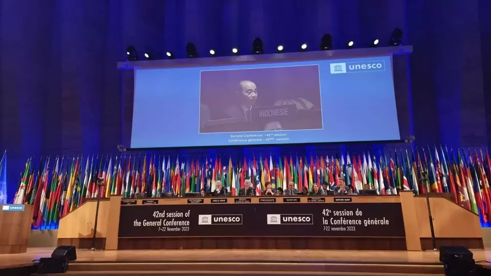 Terdapat sepuluh bahasa resmi Sidang Umum UNESCO yang terdiri atas enam bahasa PBB yaitu bahasa Inggris, Prancis, Arab, China, Rusia, dan Spanyol serta empat bahasa negara anggota UNESCO lainnya, yaitu bahasa Hindi, Italia, Portugis, dan Indonesia.