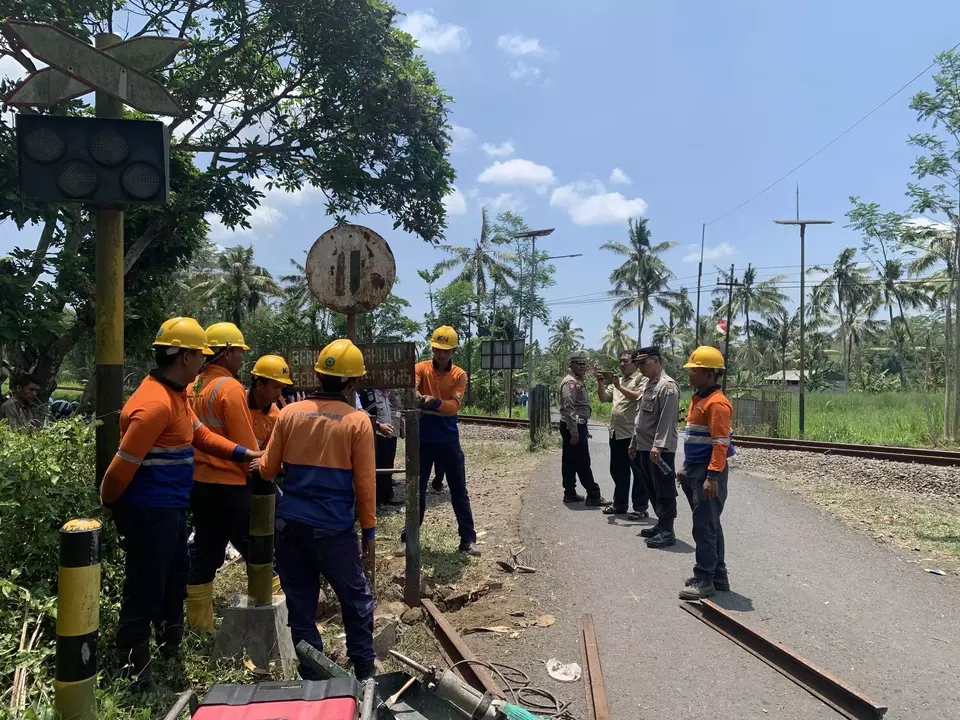 Patok Besi Pembatas Rel Dipasang Di Lokasi Minibus Tertabrak Kereta Di Lumajang 7067