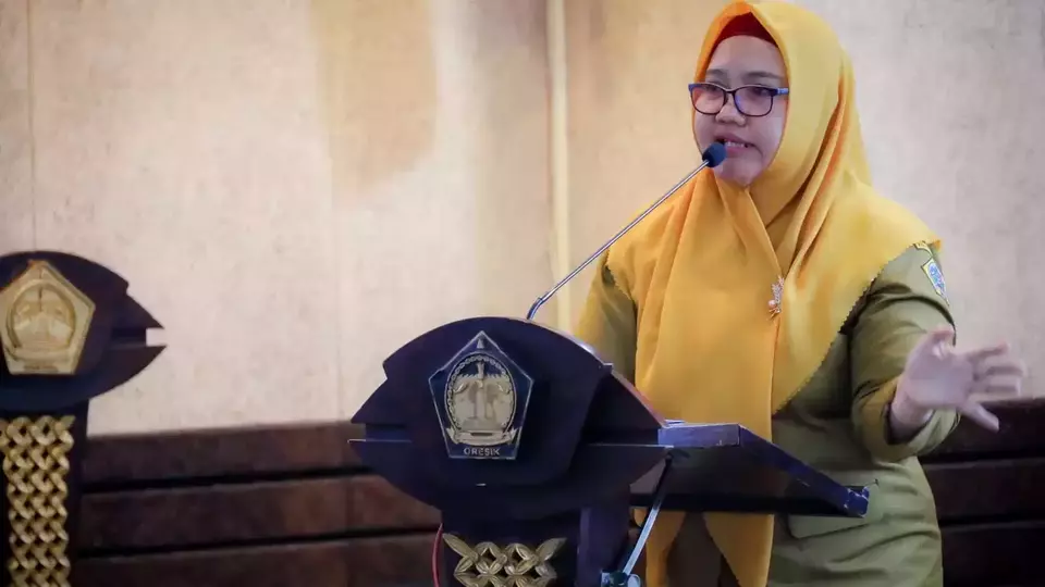 Wakil Bupati Gresik Aminatun Habibah saat membuka pengukuhan Lembaga Kesejahteraan Sosial (LKS) masa bakti 2023-2028 di Aula Putri Cempo Kantor Bupati Gresik.