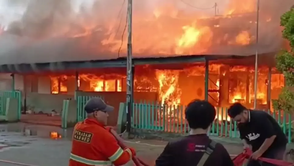 Dua rumah dinas perwira TNI AD Kodam XII Tanjungpura di Jalan Palapa, Kecamatan Pontianak Tenggara, Kota Pontianak, Kalimantan Barat, mengalami kebakaran hebat pada Kamis, 23 November 2023.