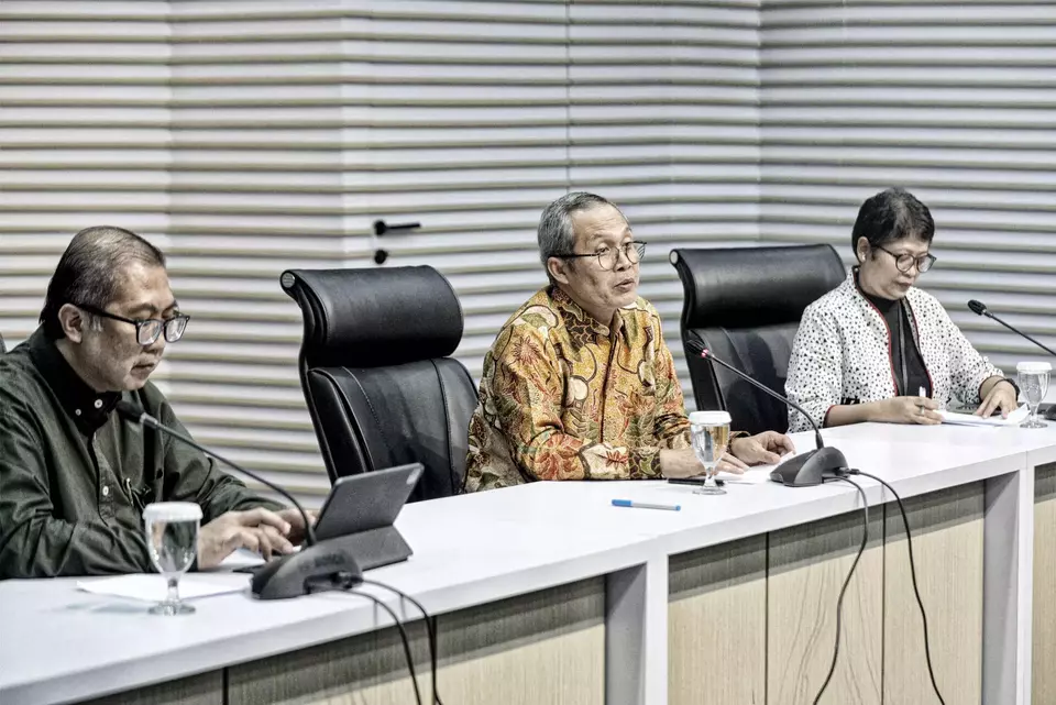 Wakil Ketua KPK Alexander Marwata (tengah) didampingi Sekjen KPK Cahya Harefa (kiri) dan Kepala Biro Humas KPK Yuyuk Andriati Iskak (kanan) menyampaikan keterangan pers di Gedung Merah Putih KPK, Jakarta, Kamis, 23 November 2023.