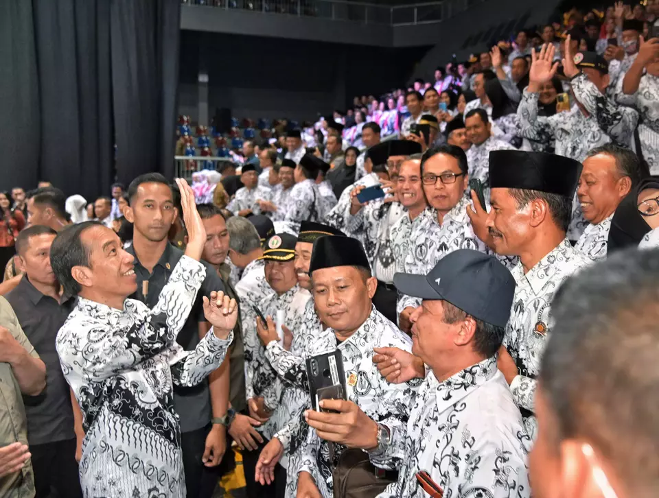 Presiden Jokowi menghadiri peringatan HUT ke-78 PGRI dan Hari Guru Nasional Tahun 2023 yang digelar di Britama Arena, Kelapa Gading, Jakarta Utara, pada Sabtu, 25 November 2023.