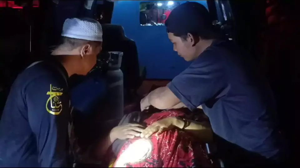 Suasana saat tim medis menolong salah satu korban luka dalam musibah kebakaran besar di Jalan Agus Salim, Kota Samarinda, Kalimantan Timur, Sabtu 25 November 2023.