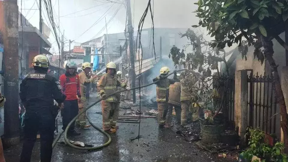 Terjadi kebakaran pada bangunan rumah tinggal di Jalan Pertanian Selatan, 007/014, Kel. Klender, Kec. Duren Sawit, Jakarta Timur, Minggu, 26 November 2023.