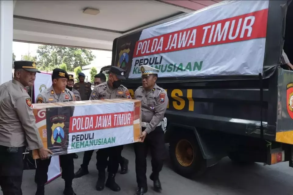 Polres Pasuruan menyalurkan bantuan untuk rakyat Palestina sebagai bentuk kepedulian akibat peperangan antara Israel dan Palestina, Minggu, 26 November 2023.