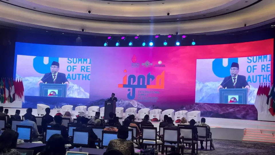 Ketua Umum PBNU, KH Yahya Cholil Staquf dalam sambutannya di forum R20 International Summit of Religious Authorities atau R20 ISORA di Jakarta, Senin, 27 November 2023.