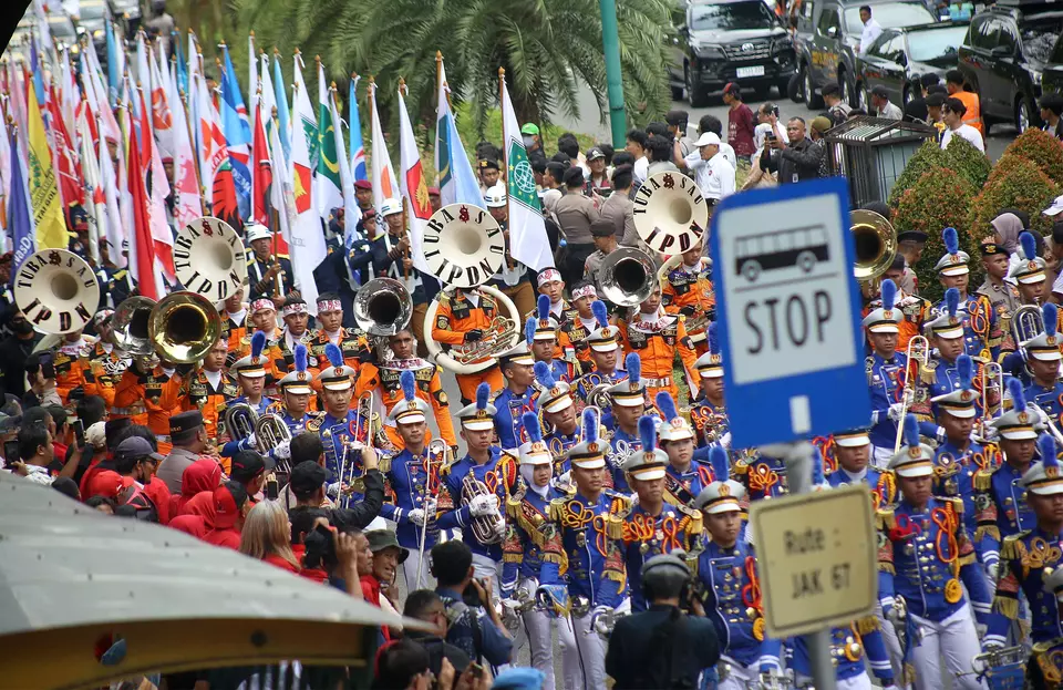 Petugas membawa bendera 18 partai peserta pemilu 2024 dalam Kirab Pemilu yang digelar di kantor KPU RI, Menteng, Jakarta Pusat, Senin 27 November 2023. Kegiatan Kirab Pemilu dihadiri oleh pasangan capres-cawapres, parpol peserta Pemilu dan calon anggota DPD.