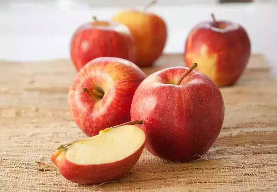 Apel telah lama menjadi favorit di meja makan orang-orang di seluruh dunia. Tidak hanya lezat dan menyegarkan, apel juga menyimpan sejumlah manfaat