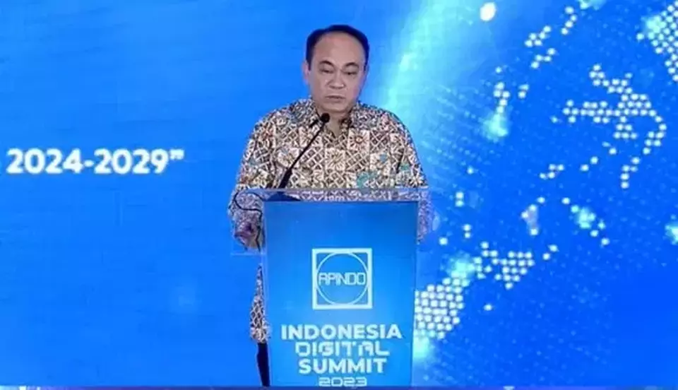  Menkominfo Budi Arie memberi sambutan dalam acara Indonesia Digital Summit 2023 yang digelar Apindo, di Jakarta, Selasa, 28 November 2023. 