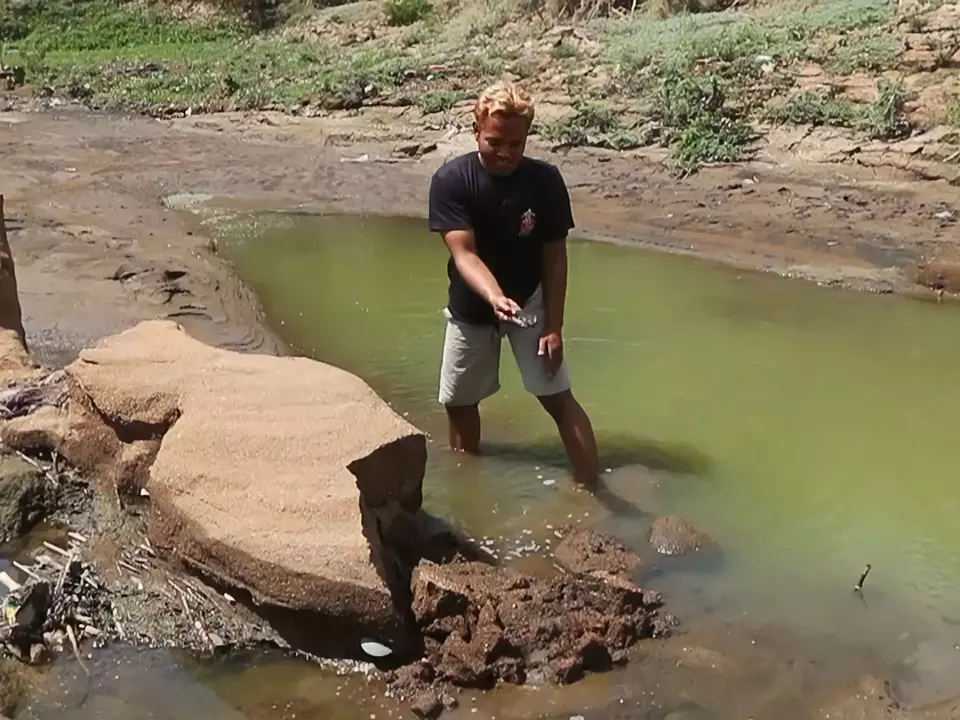 Warga menunjukkan sedimentasi kotoran sapi, air sungai yang tercemar di Sungai Keyang, Kabupaten Ponorogo, Jatim.