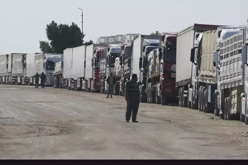 Truk pengangkut bantuan kemanusiaan mengantre di Rafah, Mesir menuju Jalur Gaza.